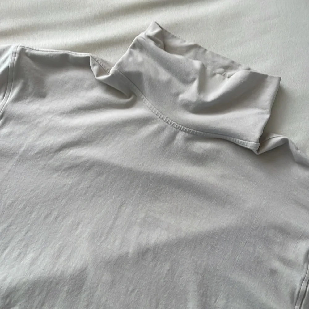 Lululemon gray boxy turtleneck short sleeve top size 6 - Picture 2 of 5